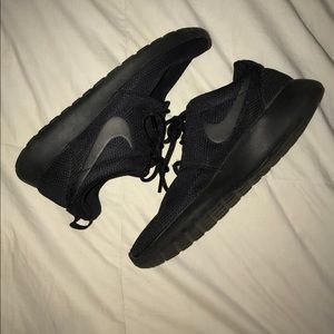 Women’s Nike Roshe Run 9.5 all black